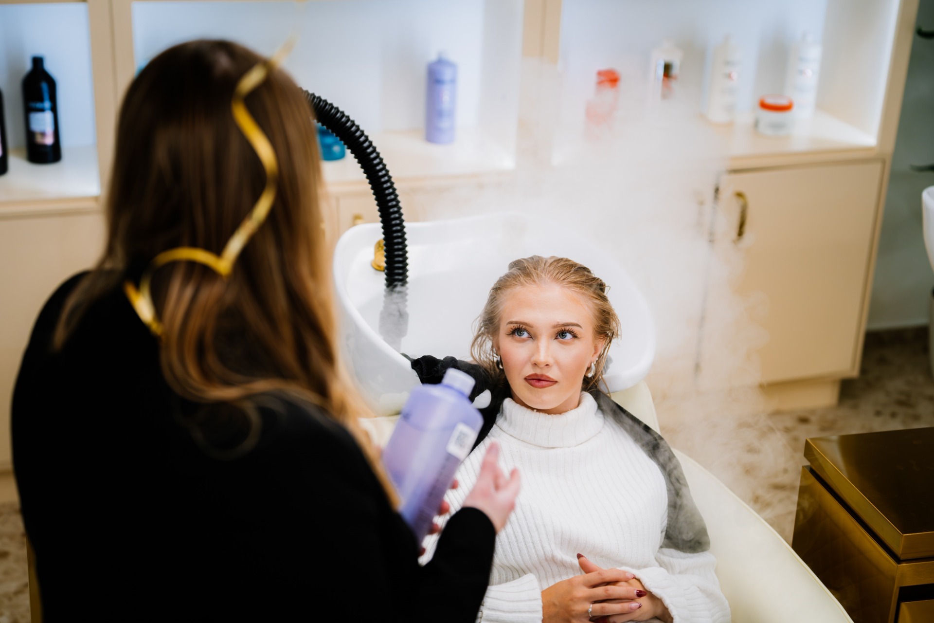 Klientka při salonním ošetření vlasů jemnou mlhou v Planet Hair Brno Titanium
