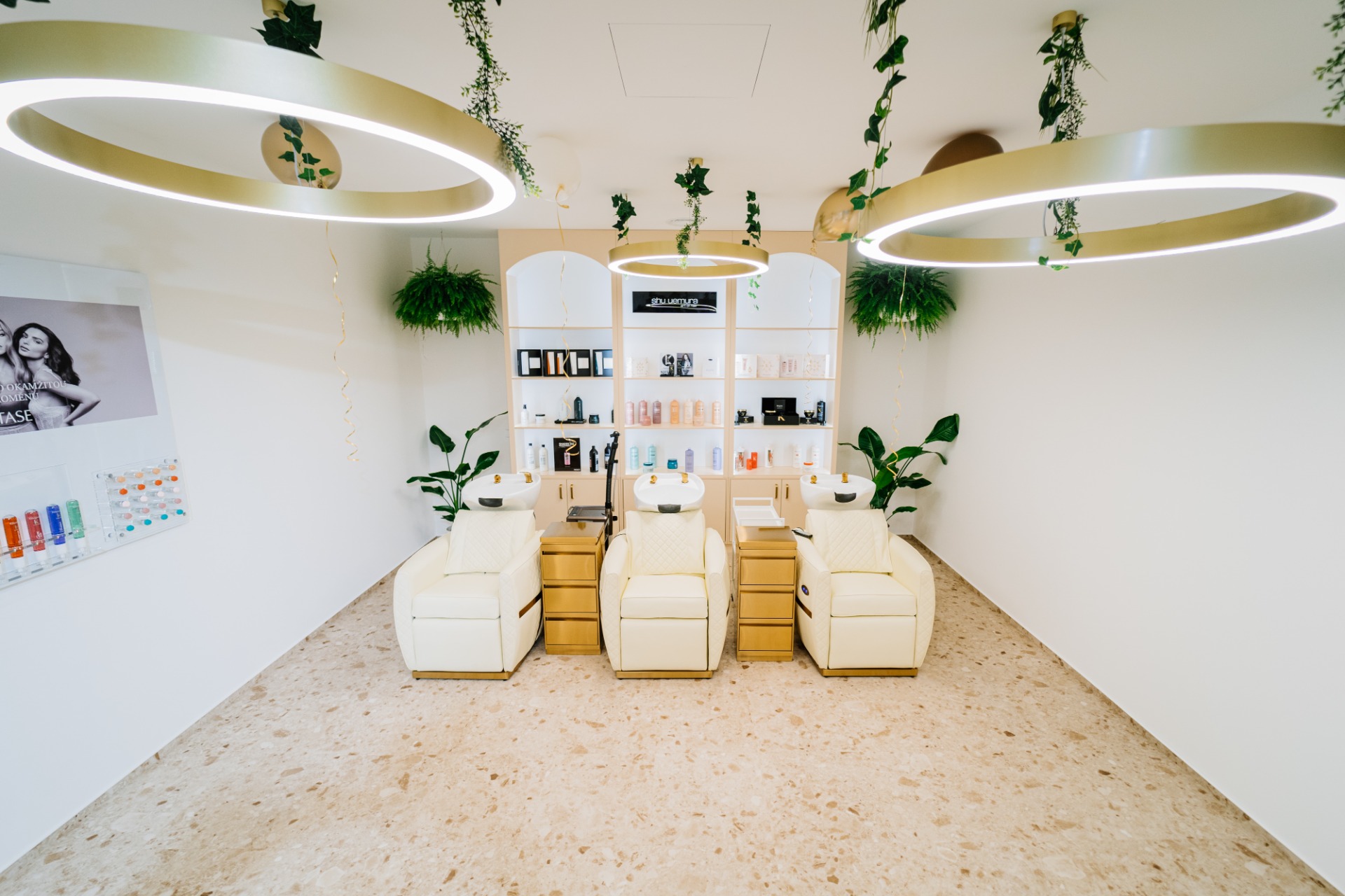 Tři mycí křesla v salonu Planet Hair Brno