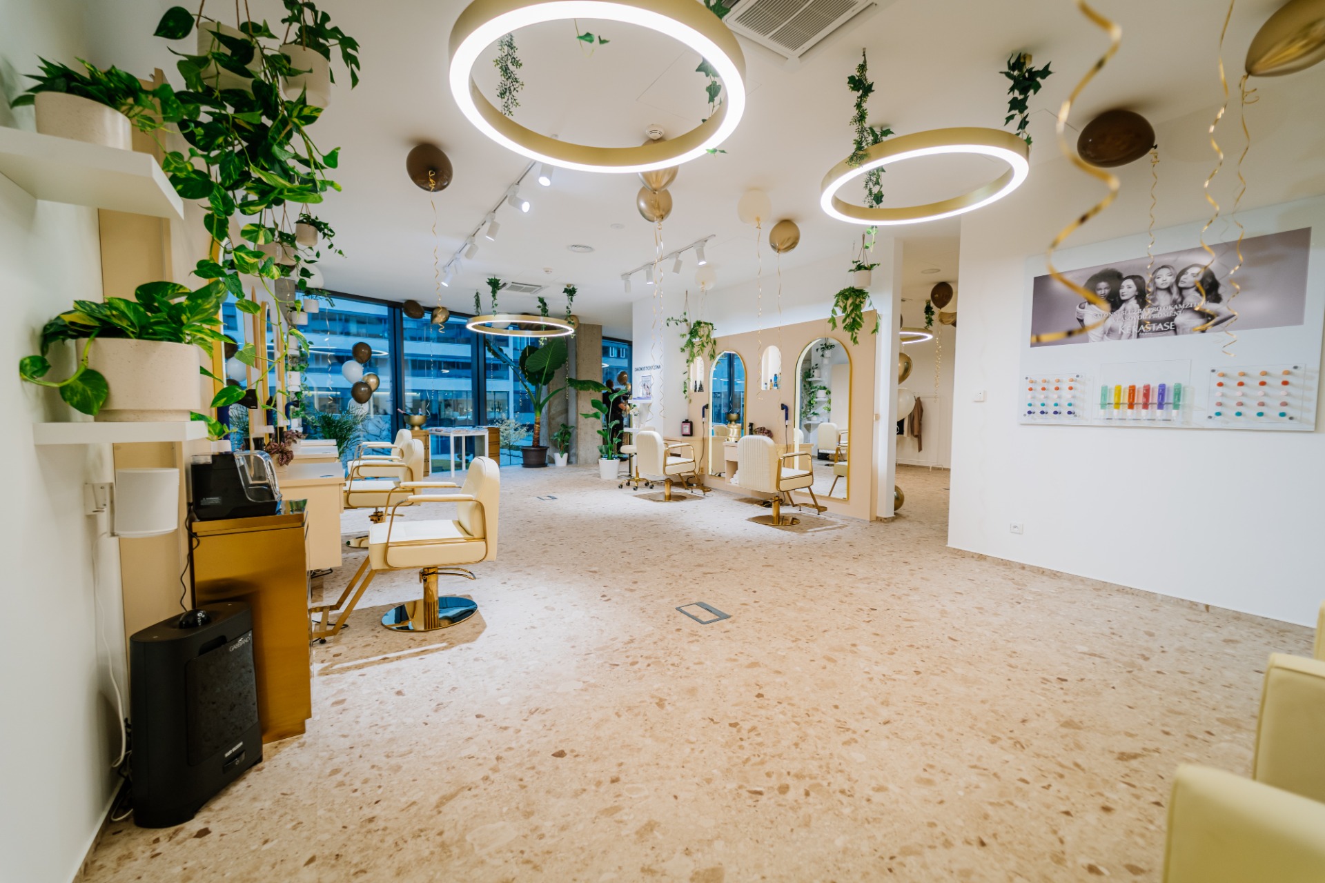 Prostor salonu Planet Hair Brno směrem k oknům