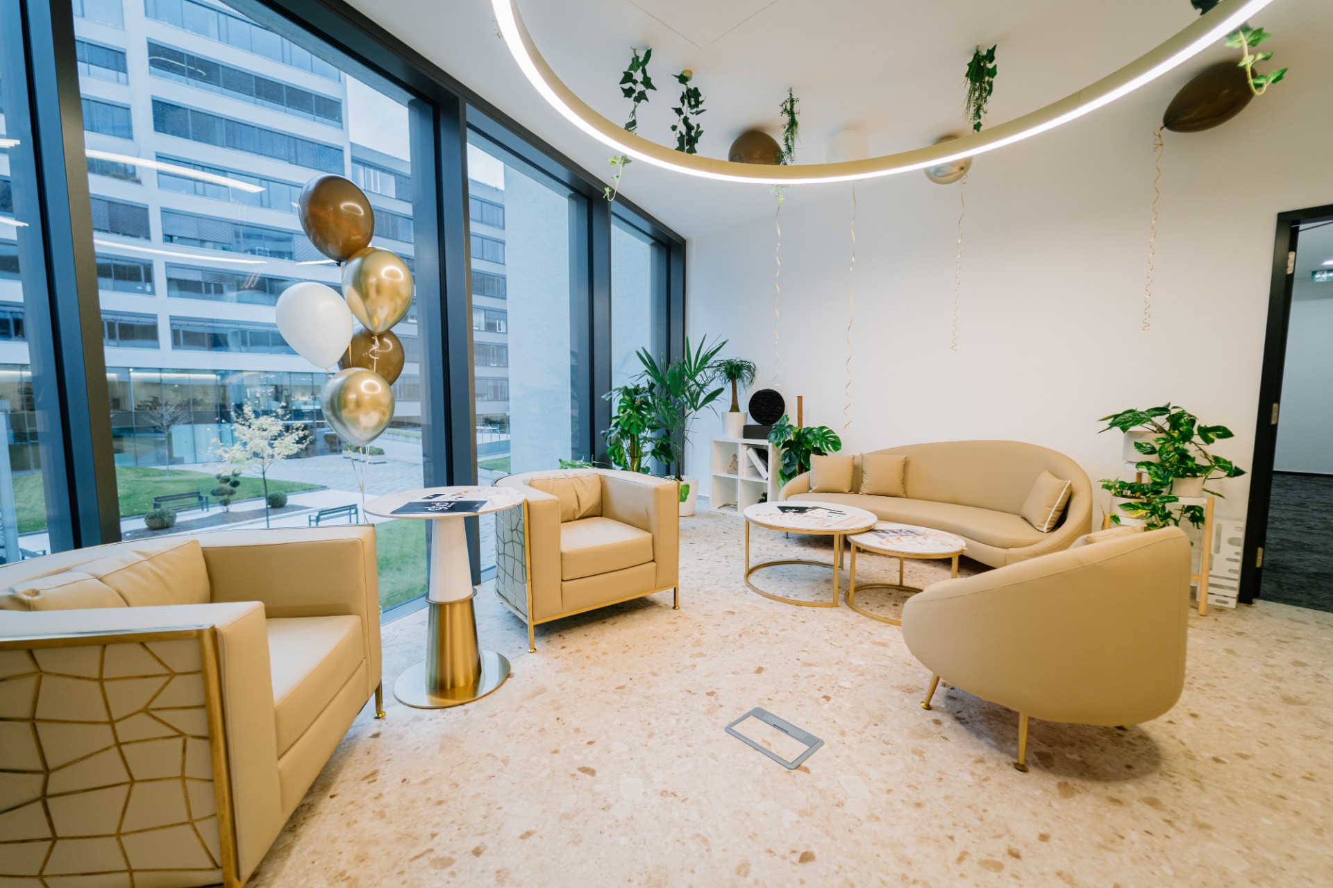 Odpočinková zóna u oken Planet Hair Brno