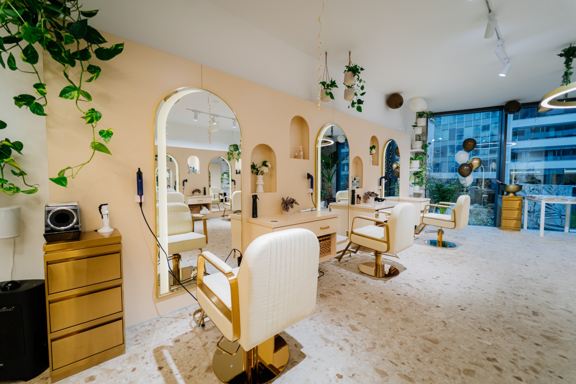 Zlatá zrcadla v salonu Planet Hair Brno
