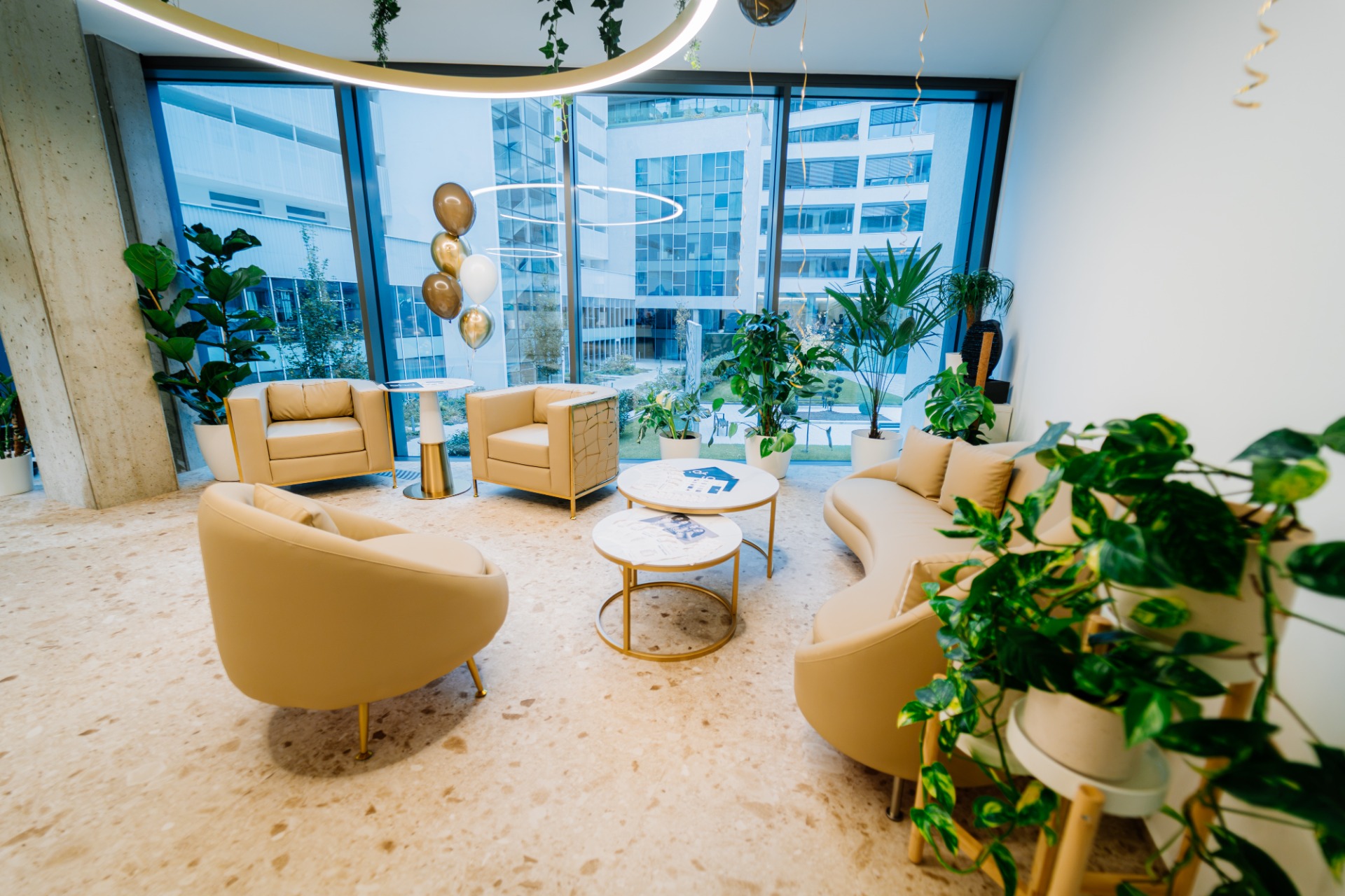 Posezení u oken v salonu Planet Hair Brno